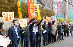 コロナ禍でも要求の火は絶やさない＝３月５日、東京・国土交通省前