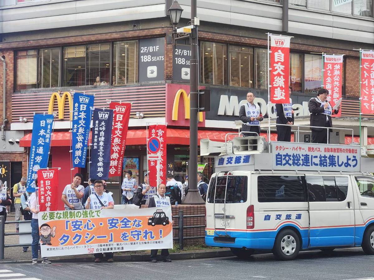 宣伝カーからライドシェア解禁阻止を訴えた=6月9日、東京・池袋駅東口前