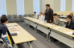 訴えかけるコ永地連委員長(中央)=8月18日、東京・参議院議員会館