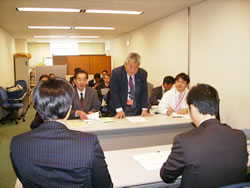 国交省へタクシー活性化法の実効性確保などについて要請する自交総連の代表=国交省内