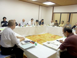 分科会で真剣に議論する参加者＝２月９日、きぬ川ホテル三日月
