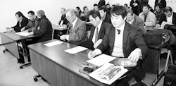 運輸局交渉に臨む京都・大阪地連の仲間＝２月１日、近畿運輸局内