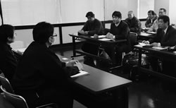 不法行為の一掃を要請する大阪地連の仲間（右）＝２月１日、大阪労働局