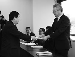 要請書を手渡す大阪地連の仲間＝２月７日、近畿運輸局