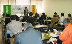 タクシー労働者の課題や組合の役割などを学習する参加者＝２月10日、三重県・サンワーク津