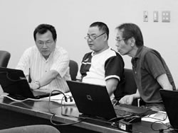 説明を聞き課題にとりくむ大阪の仲間=6月23日、大阪府柏原市