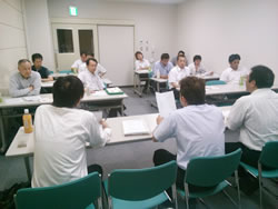 集会を開く甘木観光労組の仲間＝６月17日、福岡市内