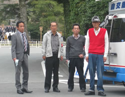 観光客でにぎわう伊勢神宮(内宮)で宣伝を行ったなら合同労組の仲間=4月10日、三重
