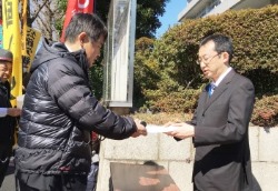国交省の係官へ請願書を渡す庭和田副委員長