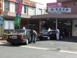 ビラ配りをする仲間たち＝３月12日、大和高田市駅前