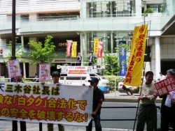 歩行者にライドシェアの危険性を宣伝＝６月７日、世田谷区・二子玉川駅前"