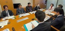 国交省からレクを受ける自交総連の代表(写真左上、畑野議員は右上)=4月13日、東京・衆議院第二議員会館 畑野議員執務室